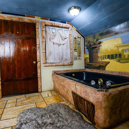 Castle Wood Theme Cottages- Couples Only Биг Бэар Лейк Экстерьер фото