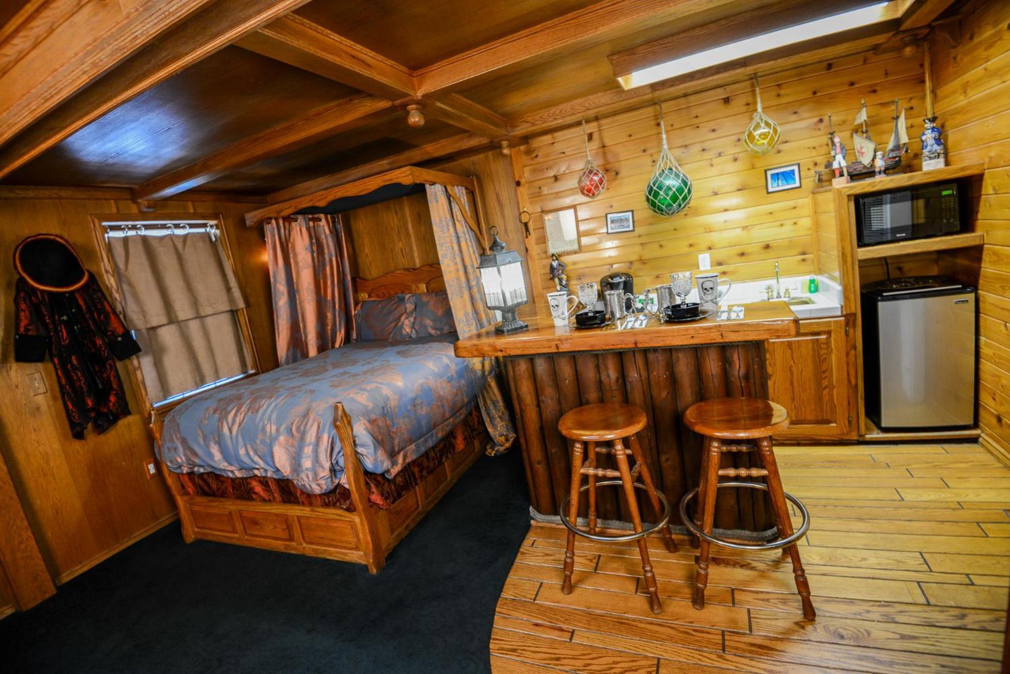 Castle Wood Theme Cottages- Couples Only Биг Бэар Лейк Экстерьер фото