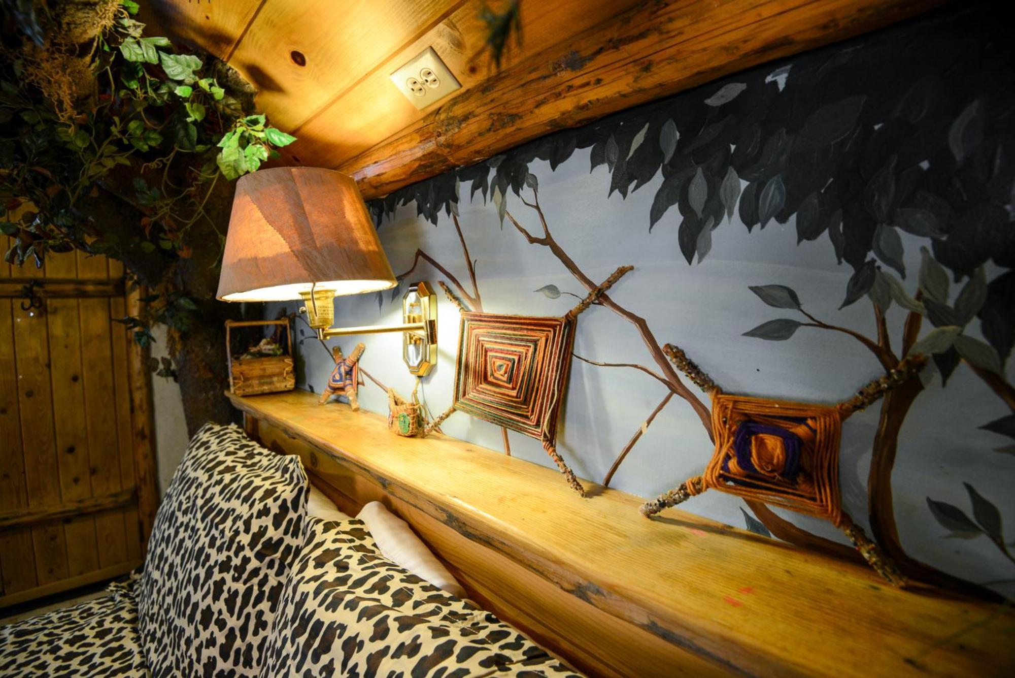 Castle Wood Theme Cottages- Couples Only Биг Бэар Лейк Экстерьер фото