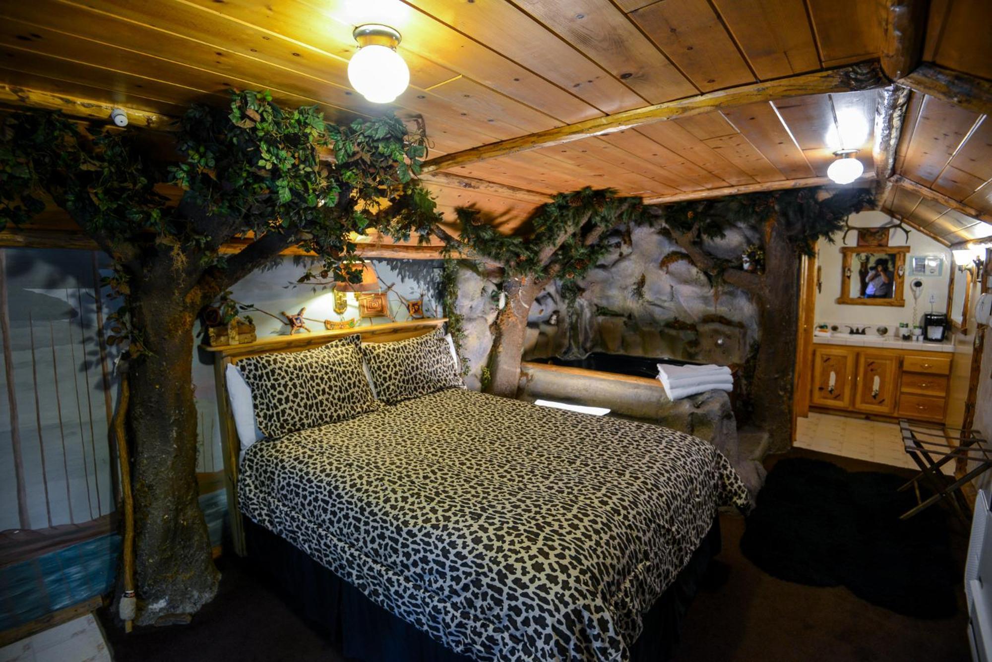 Castle Wood Theme Cottages- Couples Only Биг Бэар Лейк Экстерьер фото