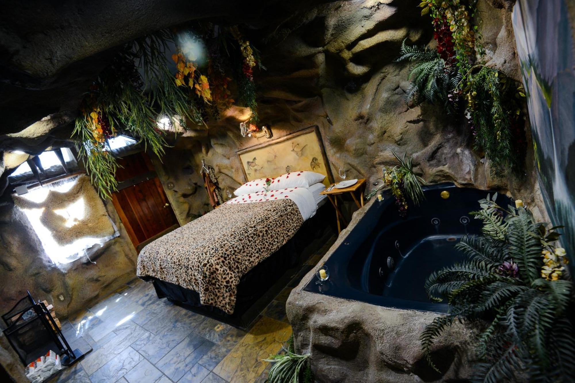 Castle Wood Theme Cottages- Couples Only Биг Бэар Лейк Экстерьер фото