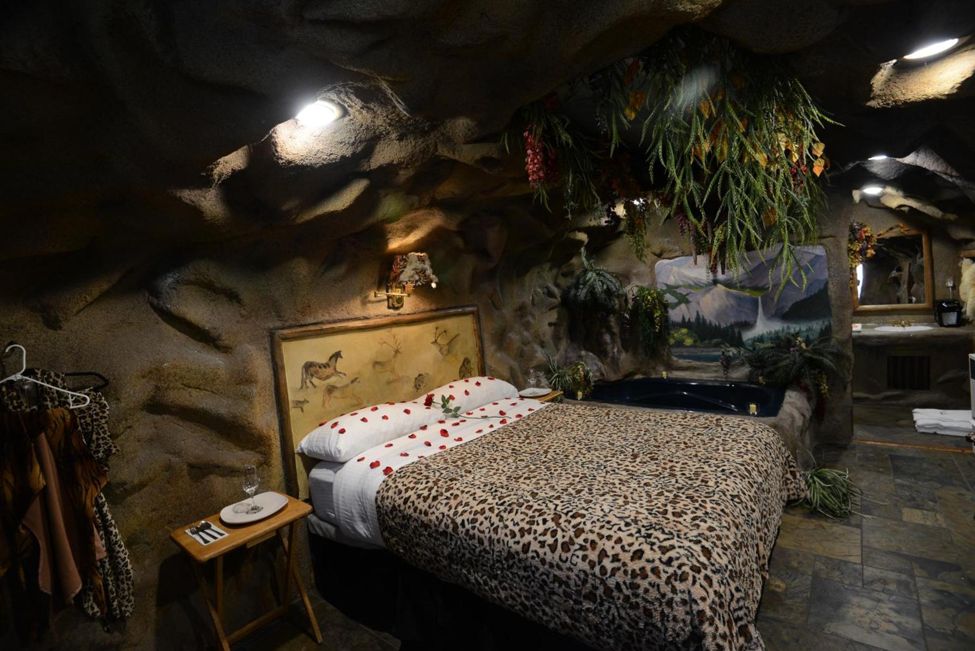 Castle Wood Theme Cottages- Couples Only Биг Бэар Лейк Экстерьер фото