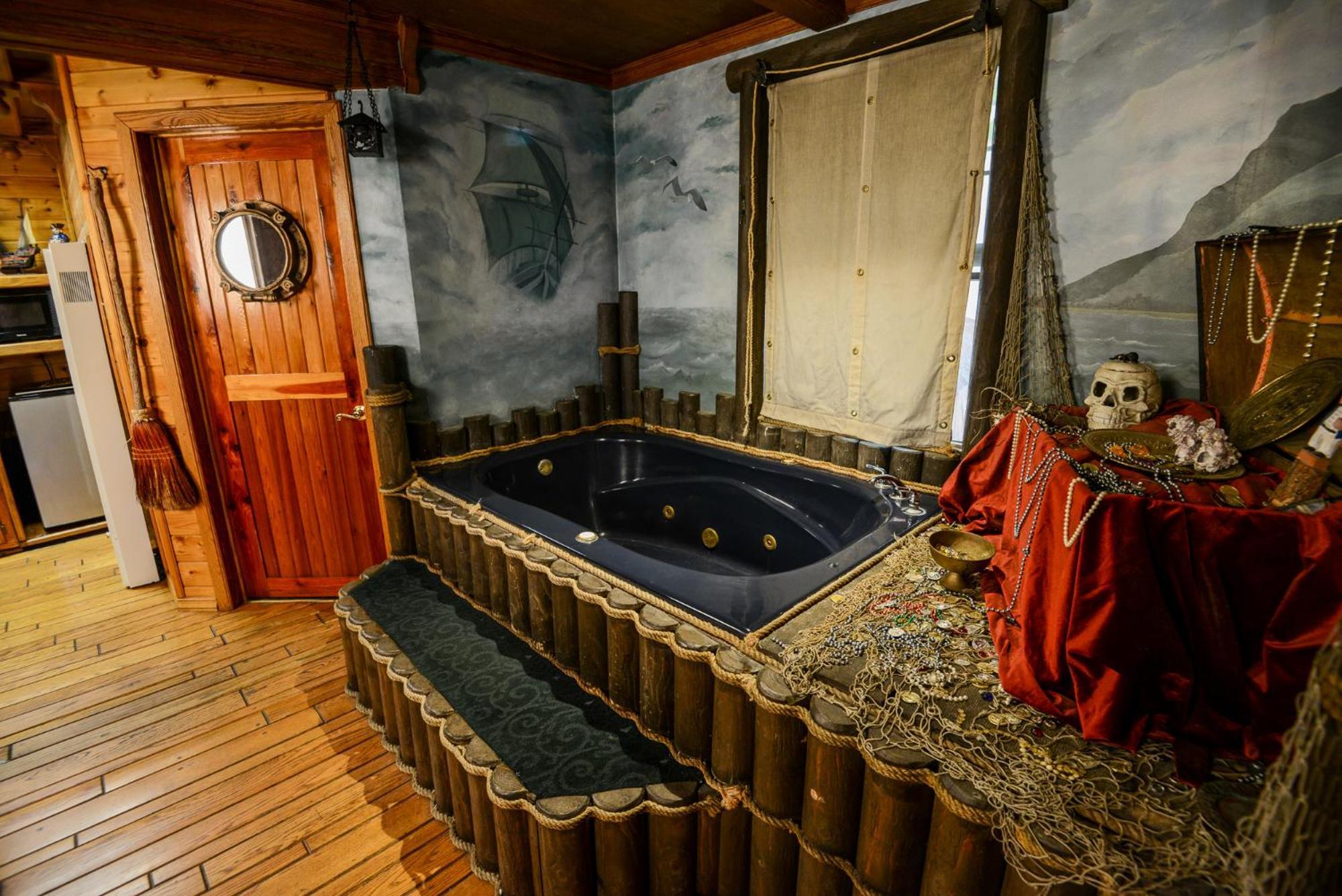 Castle Wood Theme Cottages- Couples Only Биг Бэар Лейк Экстерьер фото
