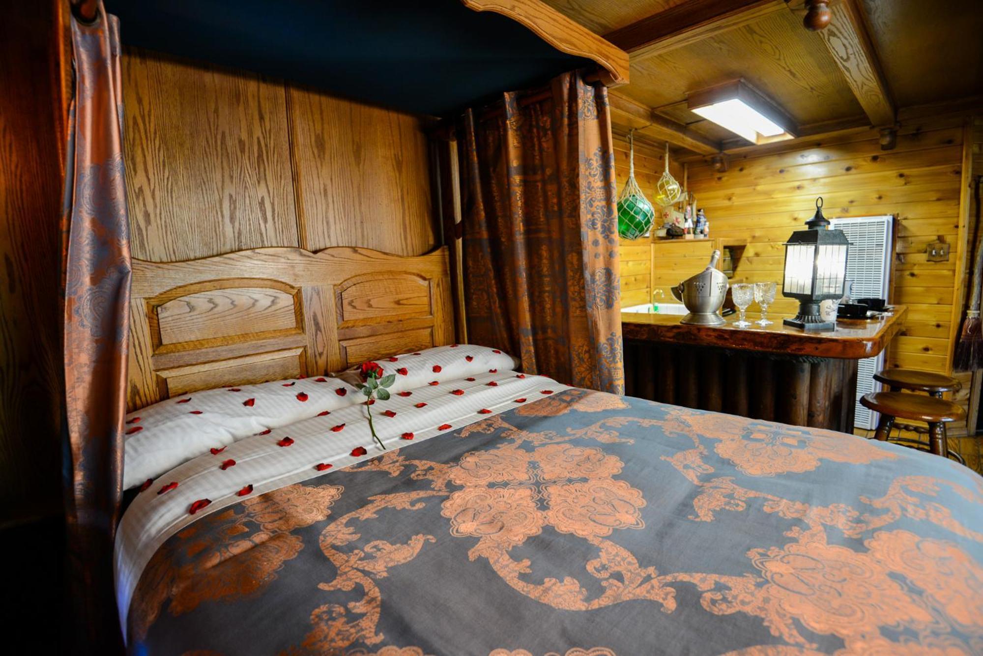 Castle Wood Theme Cottages- Couples Only Биг Бэар Лейк Экстерьер фото