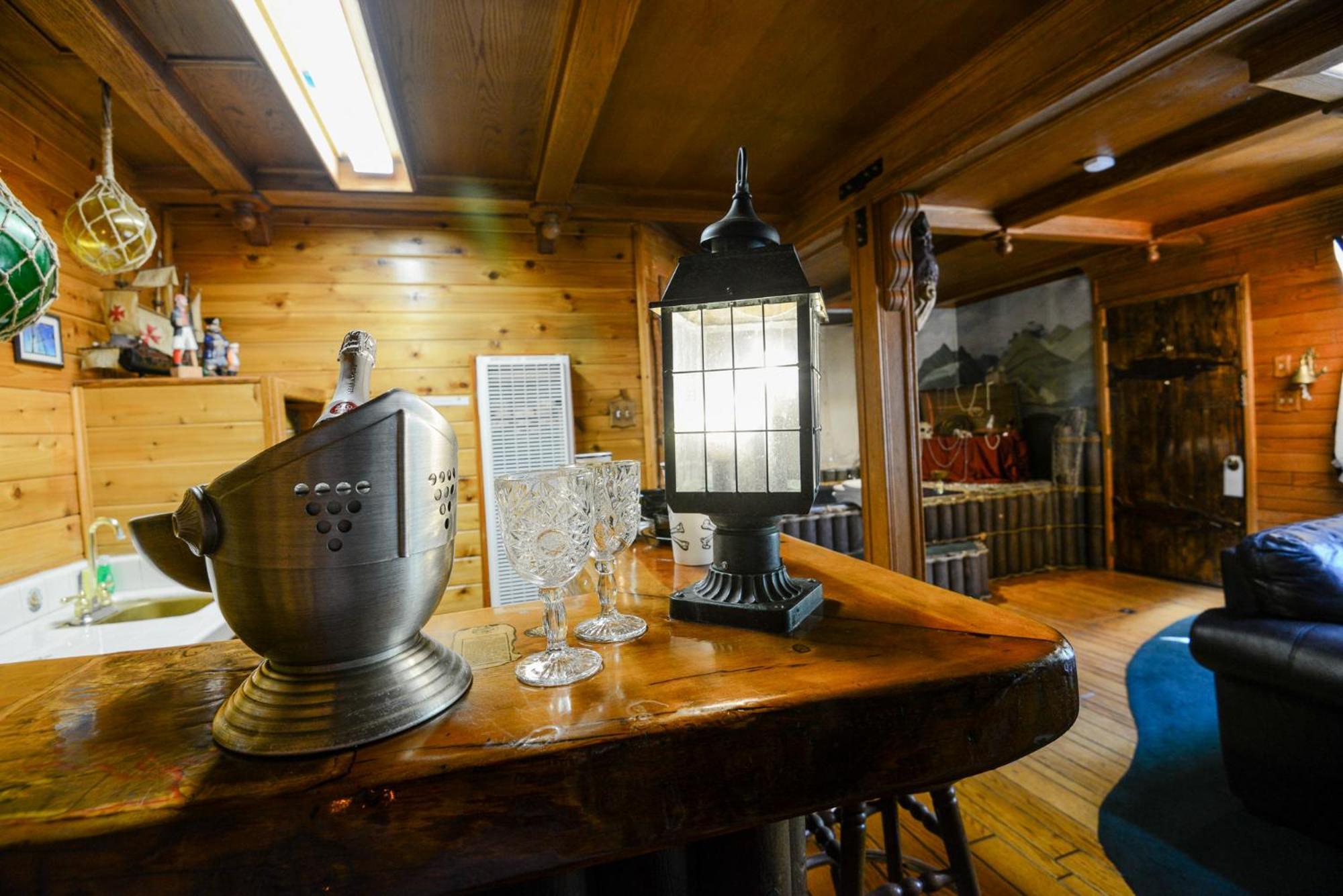 Castle Wood Theme Cottages- Couples Only Биг Бэар Лейк Экстерьер фото