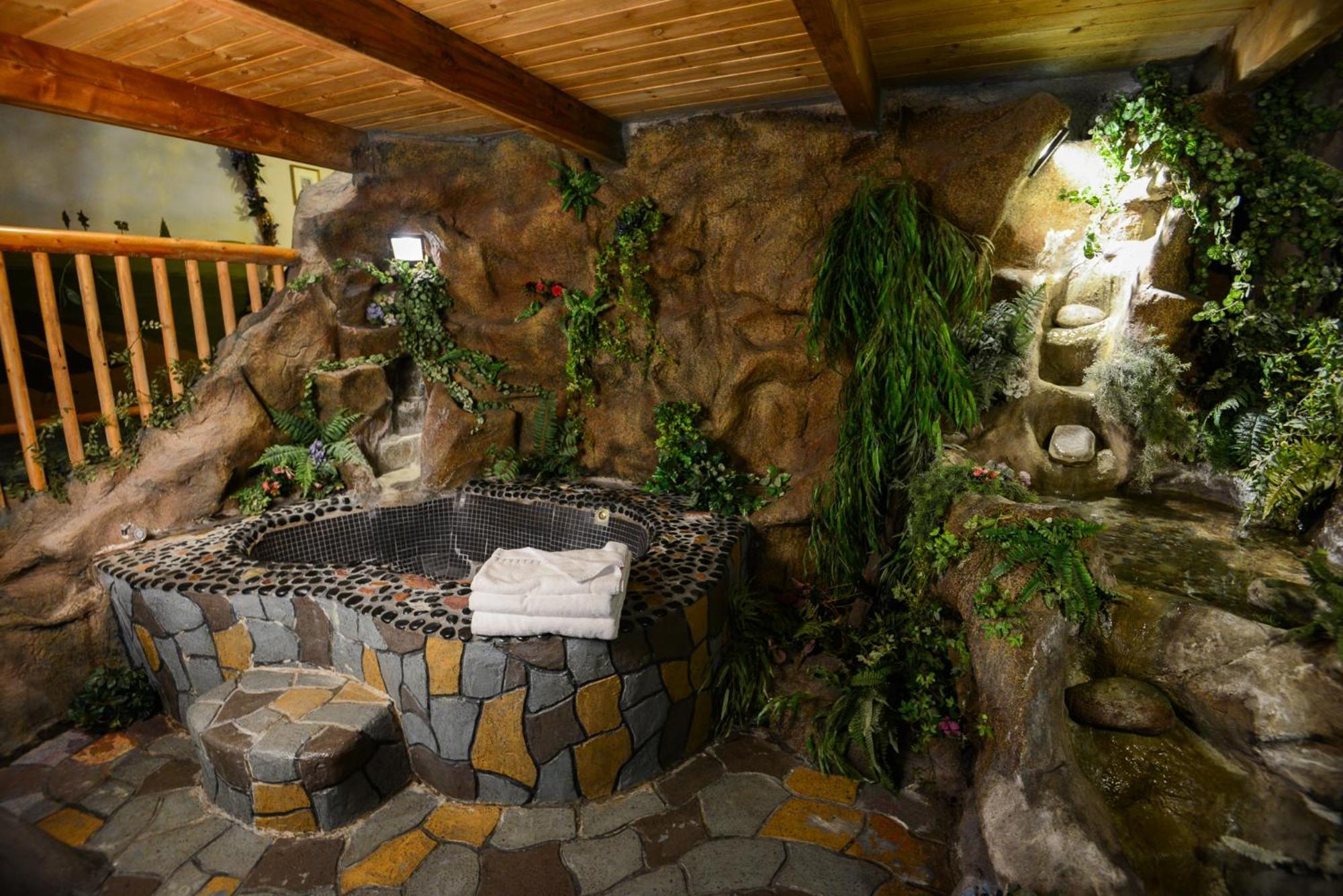 Castle Wood Theme Cottages- Couples Only Биг Бэар Лейк Экстерьер фото
