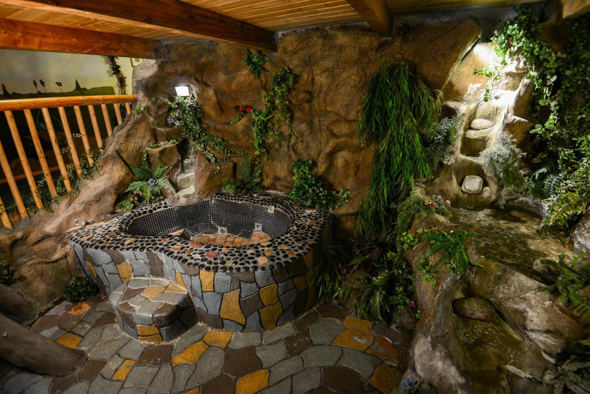 Castle Wood Theme Cottages- Couples Only Биг Бэар Лейк Экстерьер фото