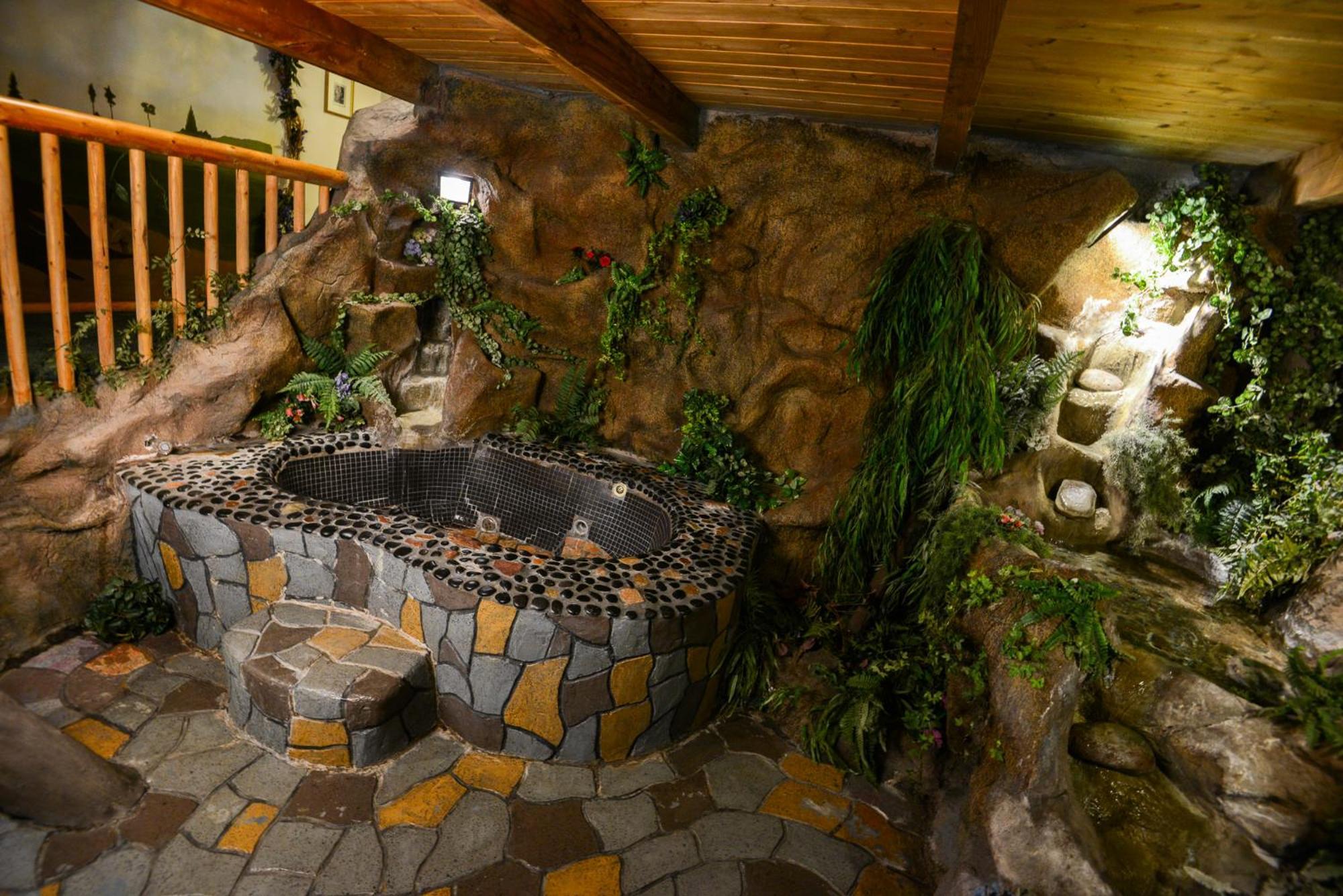 Castle Wood Theme Cottages- Couples Only Биг Бэар Лейк Экстерьер фото