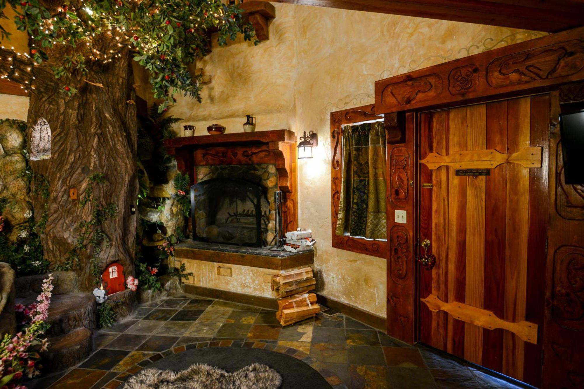 Castle Wood Theme Cottages- Couples Only Биг Бэар Лейк Экстерьер фото