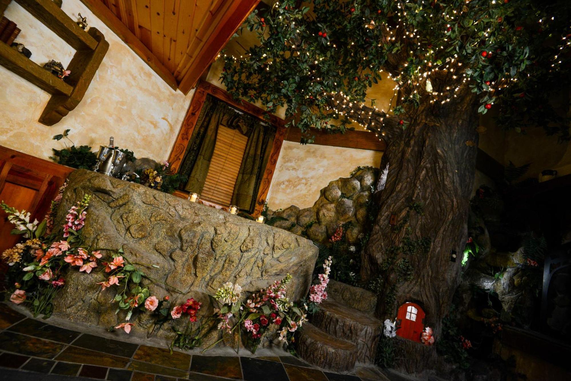 Castle Wood Theme Cottages- Couples Only Биг Бэар Лейк Экстерьер фото