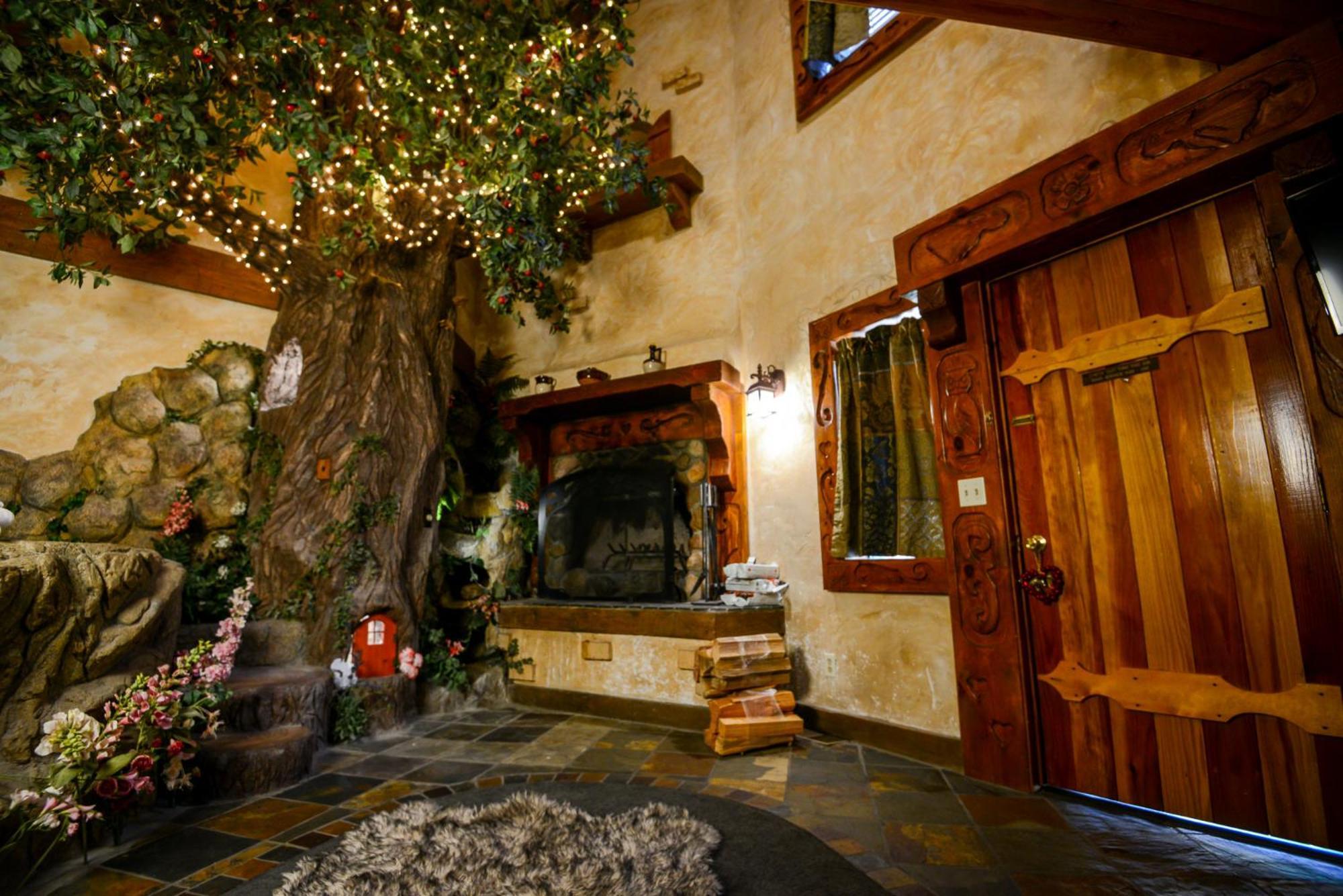 Castle Wood Theme Cottages- Couples Only Биг Бэар Лейк Экстерьер фото