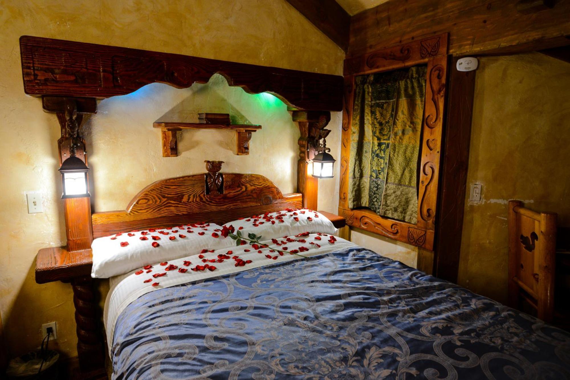 Castle Wood Theme Cottages- Couples Only Биг Бэар Лейк Экстерьер фото