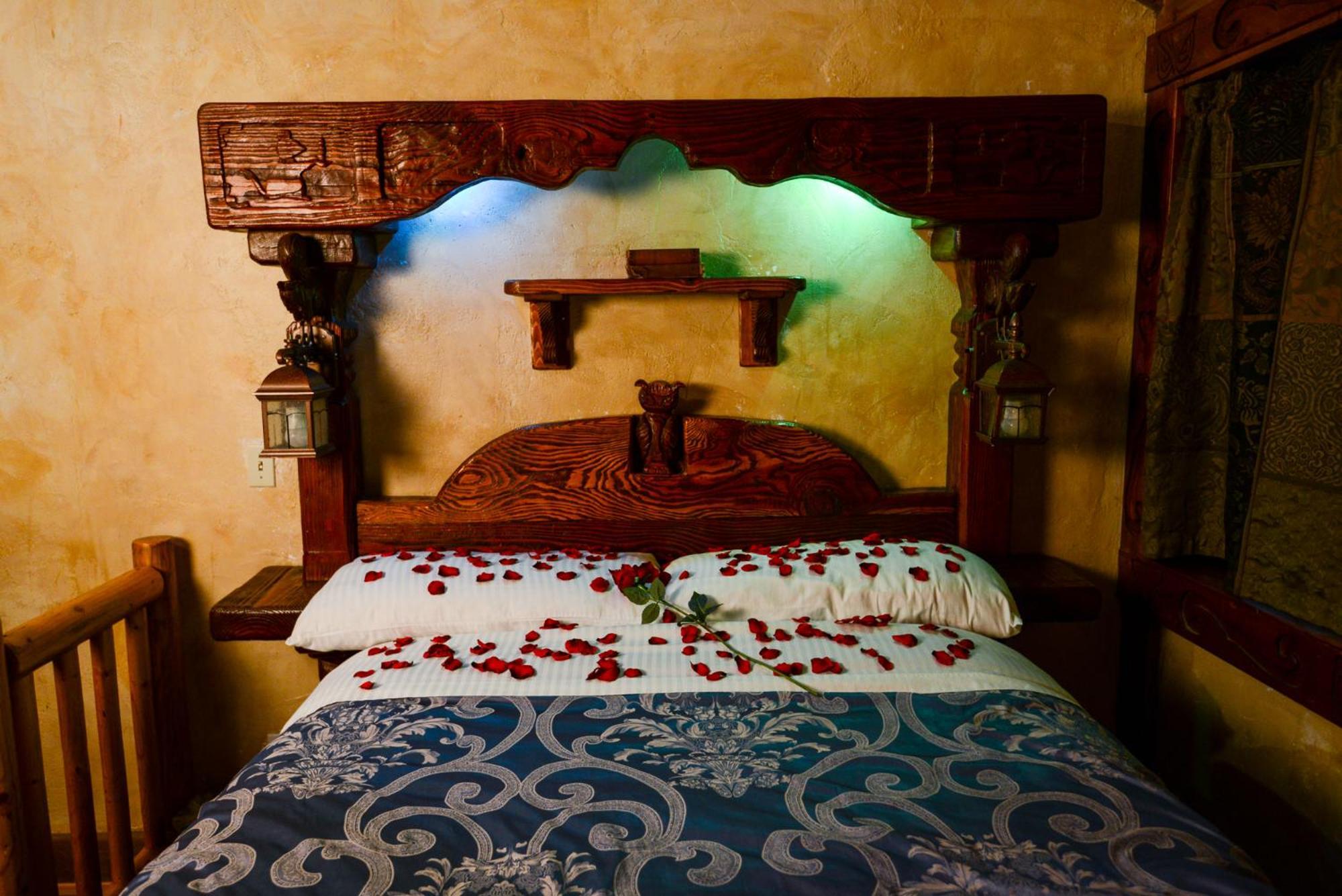 Castle Wood Theme Cottages- Couples Only Биг Бэар Лейк Экстерьер фото