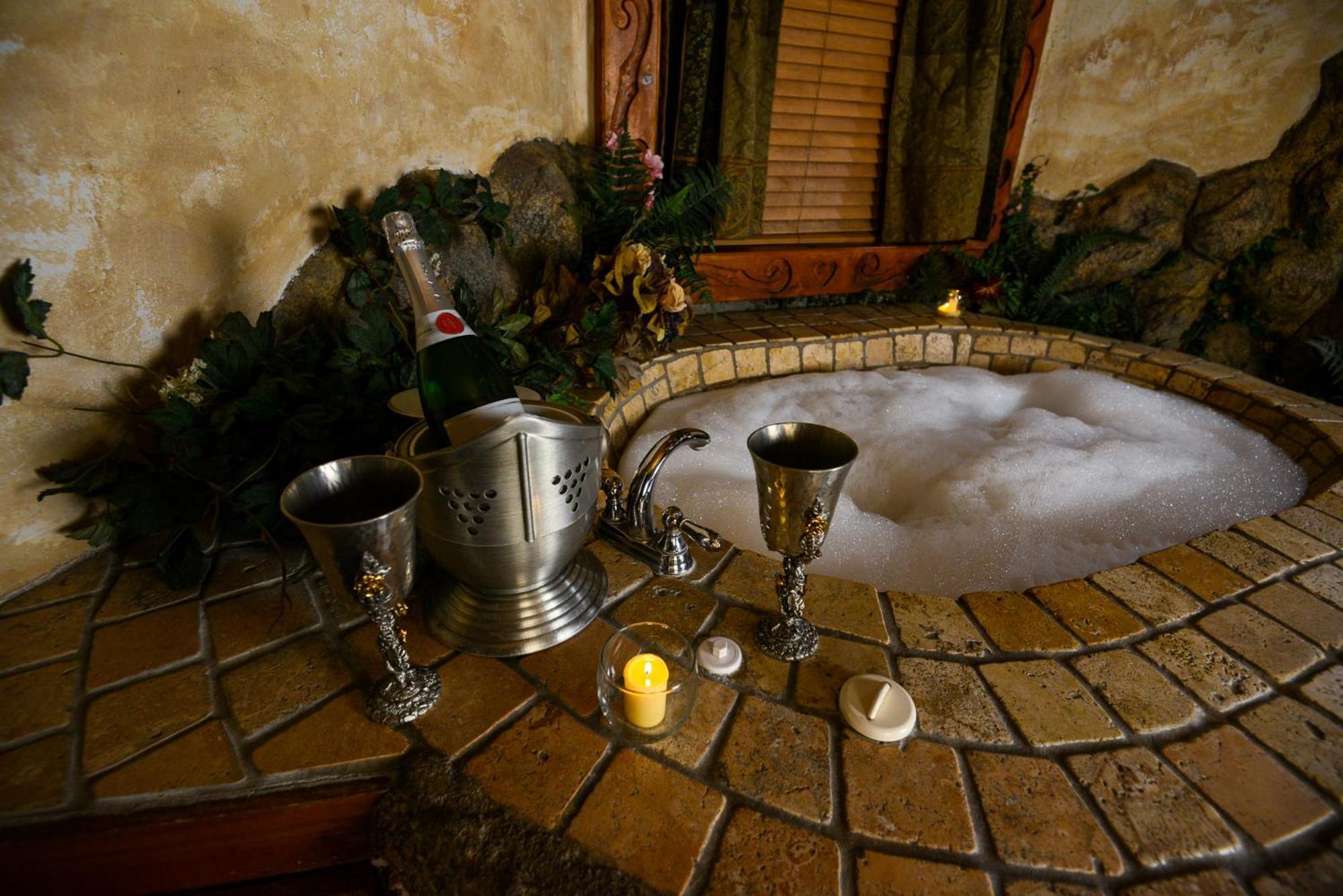 Castle Wood Theme Cottages- Couples Only Биг Бэар Лейк Экстерьер фото
