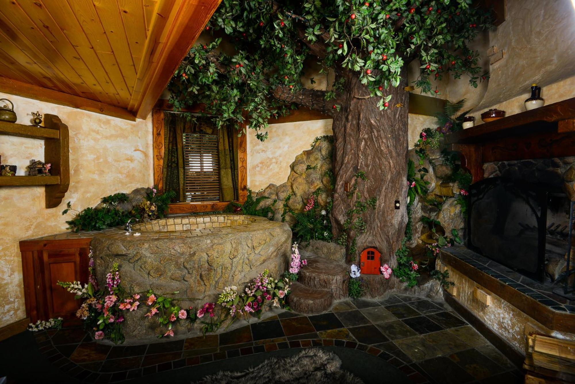 Castle Wood Theme Cottages- Couples Only Биг Бэар Лейк Экстерьер фото