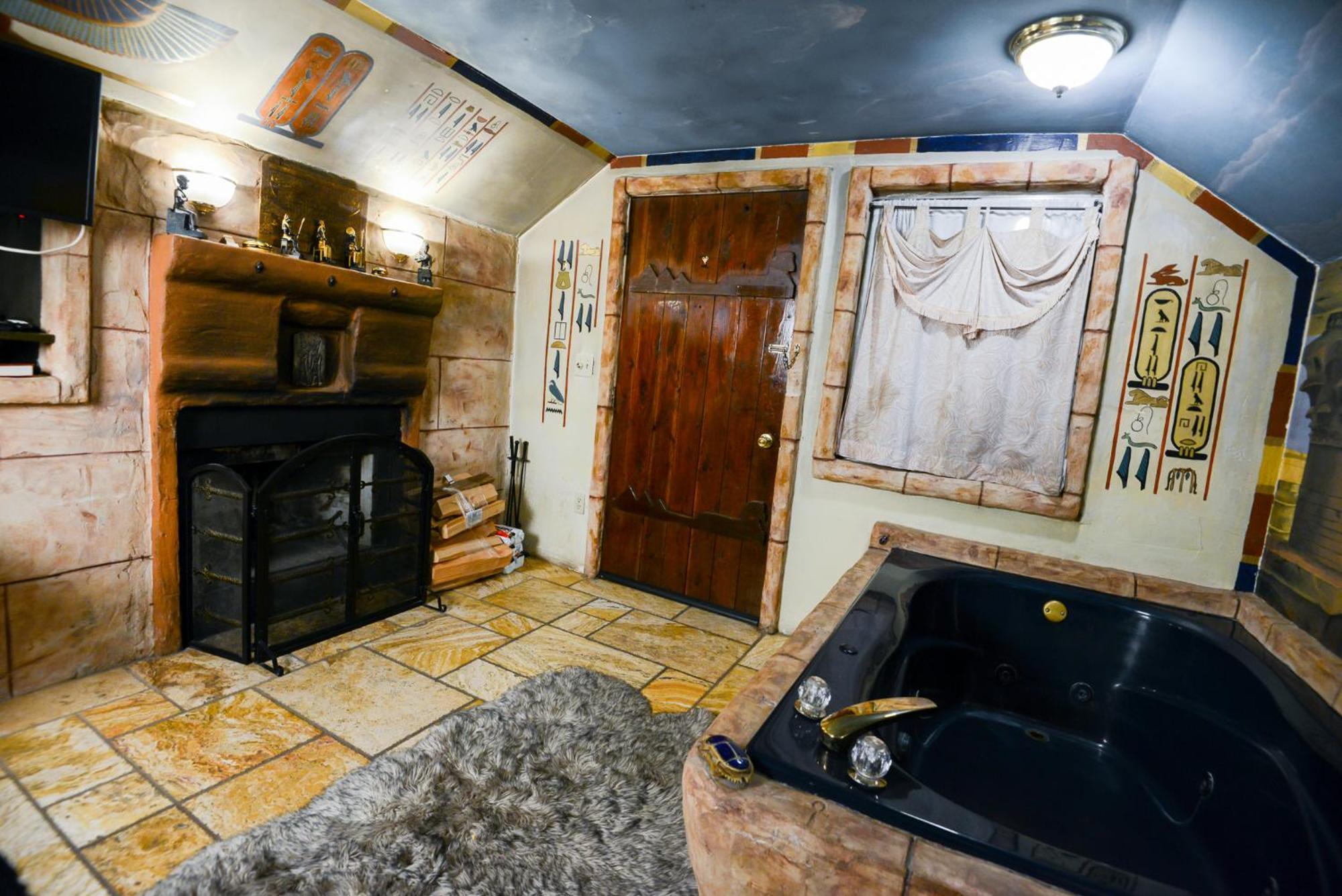 Castle Wood Theme Cottages- Couples Only Биг Бэар Лейк Экстерьер фото