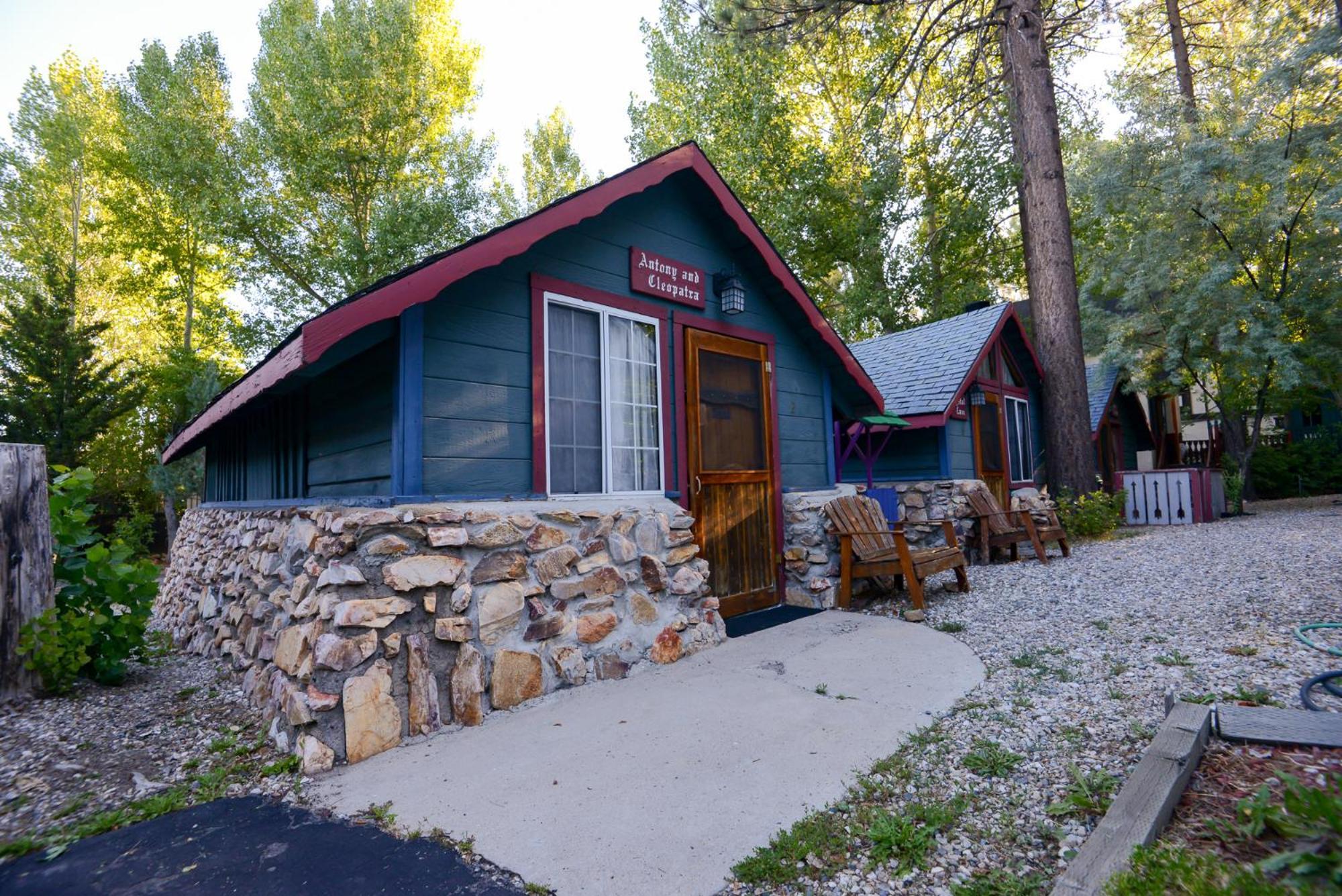 Castle Wood Theme Cottages- Couples Only Биг Бэар Лейк Экстерьер фото