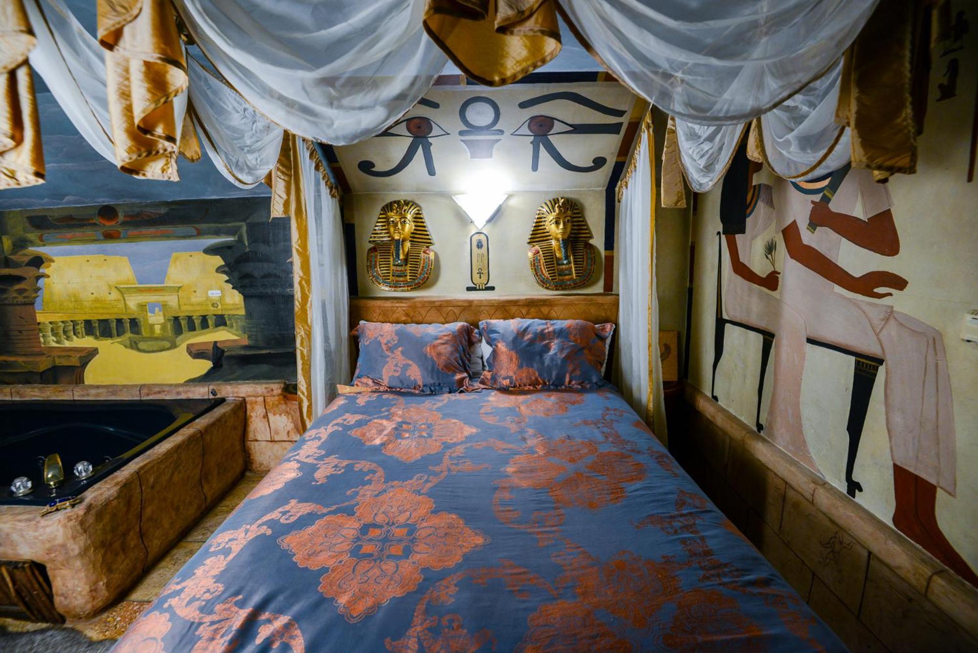Castle Wood Theme Cottages- Couples Only Биг Бэар Лейк Экстерьер фото